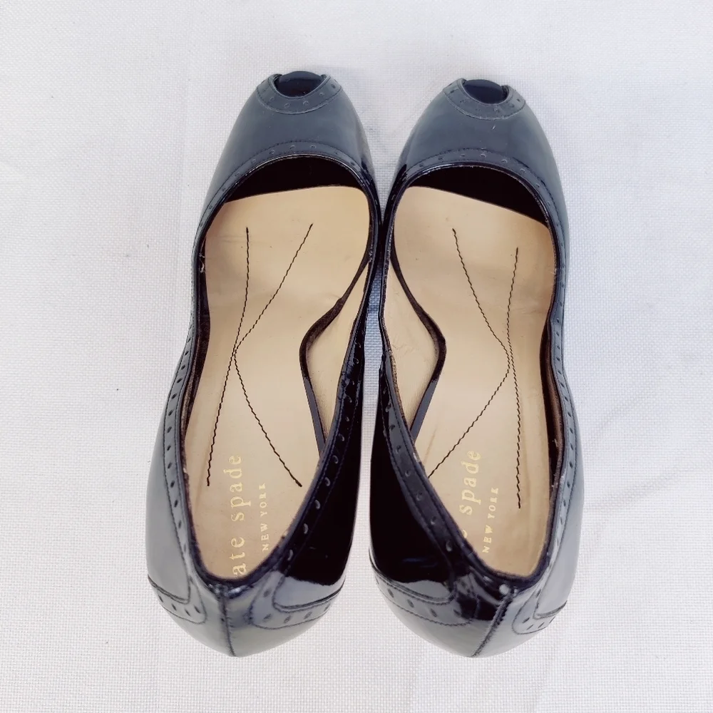 Kate Spade Peep Toe Black Patent Leather Heels Pumps Brogue Trim Sz 7.5 Italy - Picture 7 of 16
